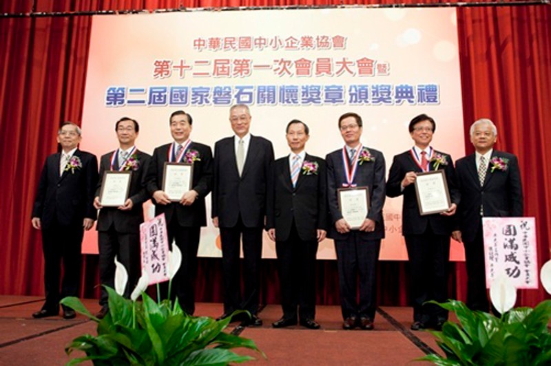 2010/07/21 第２屆國家磐石關懷獎章得主合影