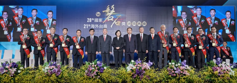 108年國家磐石獎得獎企業代表與蔡英文總統合影