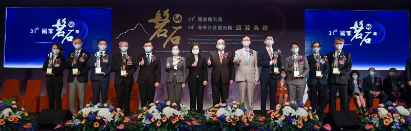 111年國家磐石獎得主與總統合影
