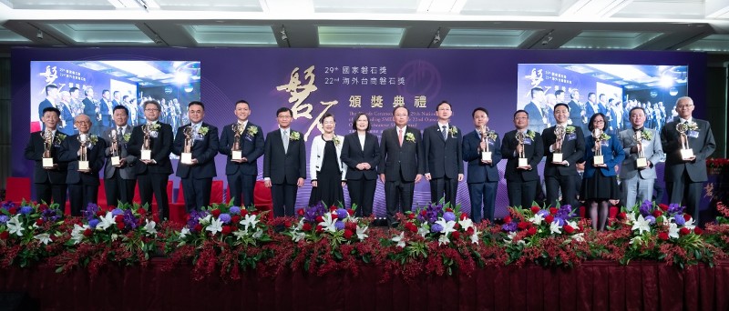109年國家磐石獎得主與總統合影