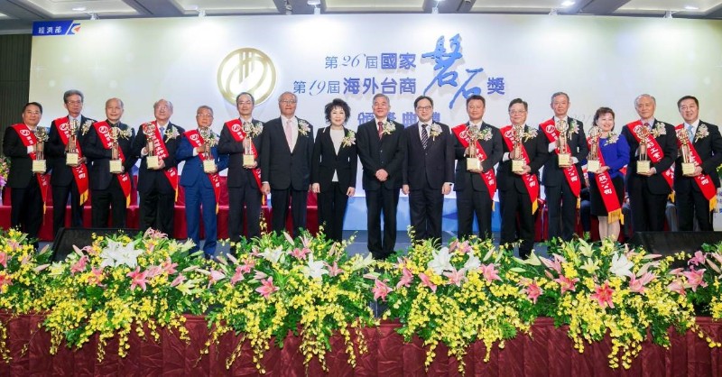 106年第26屆國家磐石獎得獎得主與沈榮津部長合影留念